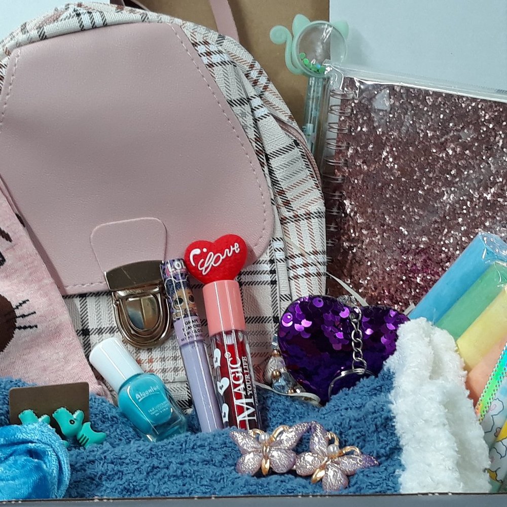 ✨ Girls Mystery Gift Box | Ages 8–11 | Accessories, Jewelry, Makeup, and More!